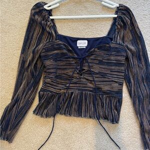 Beautiful cropped tie going out top. Blue and gold.